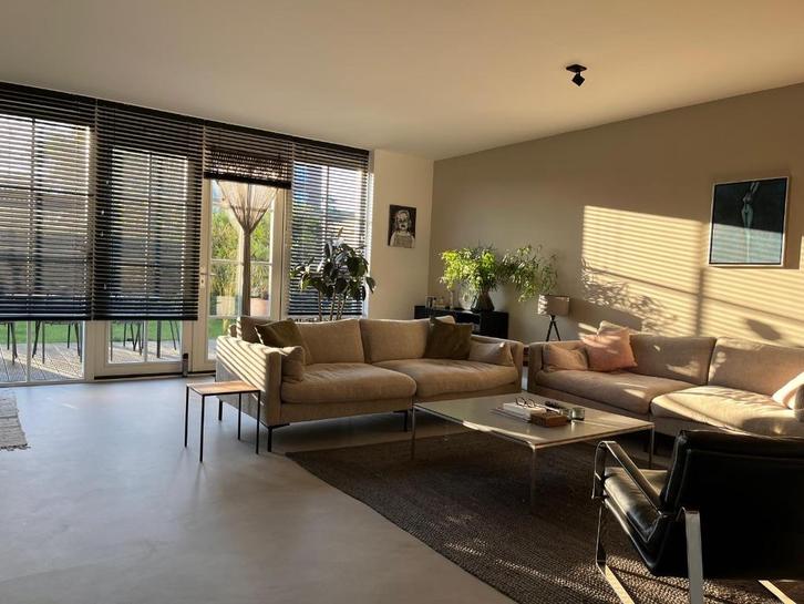 3 zits bank zuiver kleur latte, Huis en Inrichting, Banken | Bankstellen, Zo goed als nieuw, Rechte bank, Driepersoons, 200 tot 250 cm