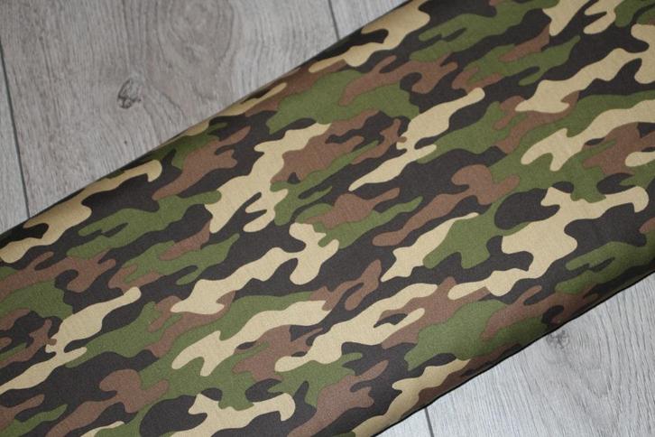 100% poplin katoen stof - By poppy camouflage groen #3655, Hobby en Vrije tijd, Stoffen en Lappen, Nieuw, Katoen, 120 cm of meer