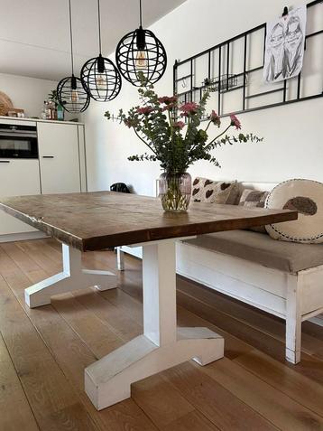 Houten tafel landelijk beschikbaar voor biedingen