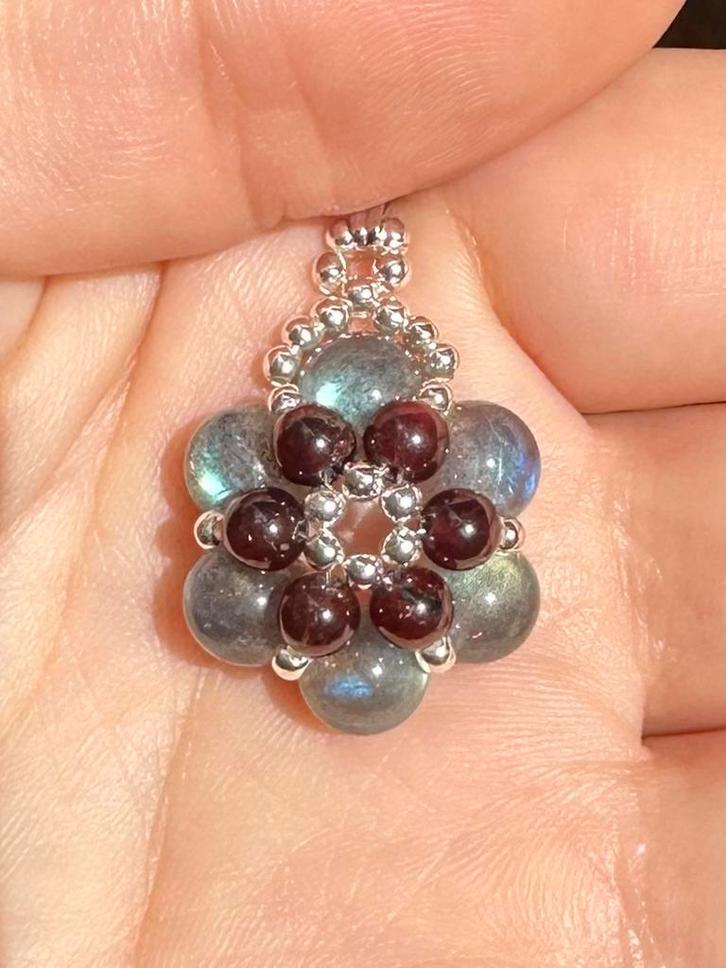 Unieke labradoriet en granaat hanger met zilveren bail, Sieraden, Tassen en Uiterlijk, Kettinghangers, Nieuw, Zilver, Blauw, Bloem of Plant