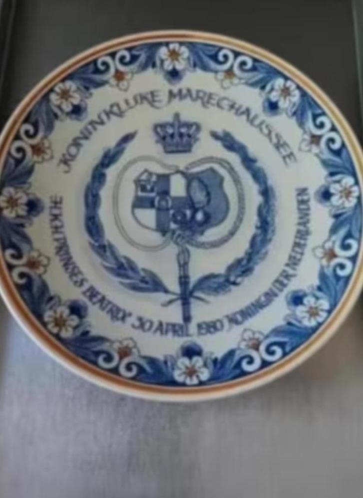 Delfts blauw bord Kroning Beatrix - 30 april 1980, Antiek en Kunst, Antiek | Wandborden en Tegels, Ophalen of Verzenden