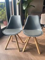 2 kuipstoelen grijs met houten poten, Huis en Inrichting, Stoelen, Ophalen, Zo goed als nieuw, Grijs, Twee