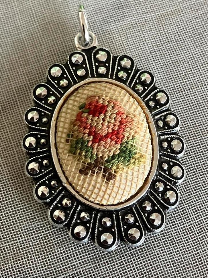 Ketting hanger met petit point geborduurde roos., Sieraden, Tassen en Uiterlijk, Kettinghangers, Ophalen