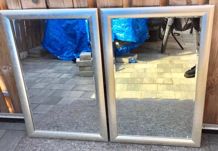 2 MOOIE SPIEGELS MET ZILVERGRIJZE LIJSTEN  84,5 X 54,5 CM., Huis en Inrichting, Woonaccessoires | Spiegels, Gebruikt, 50 tot 75 cm