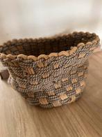 Leuke mand van stof/ jute, Huis en Inrichting, Woonaccessoires | Schalen en Manden, Ophalen, Zo goed als nieuw, Rond, Riet