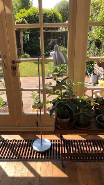 Zilverkleurige staande lamp beschikbaar voor biedingen