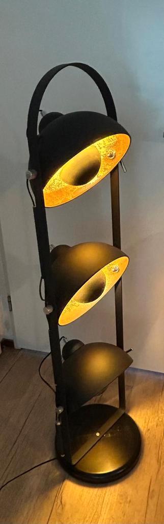 Stijlvolle vloerlamp met drie lampen beschikbaar voor biedingen