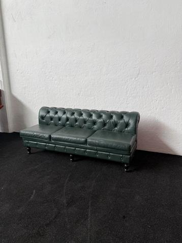 Groene lederen chesterfield bank beschikbaar voor biedingen