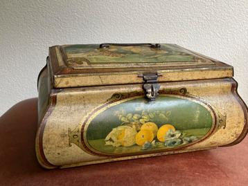 Groot antiek voorraadblik met fruit beschikbaar voor biedingen