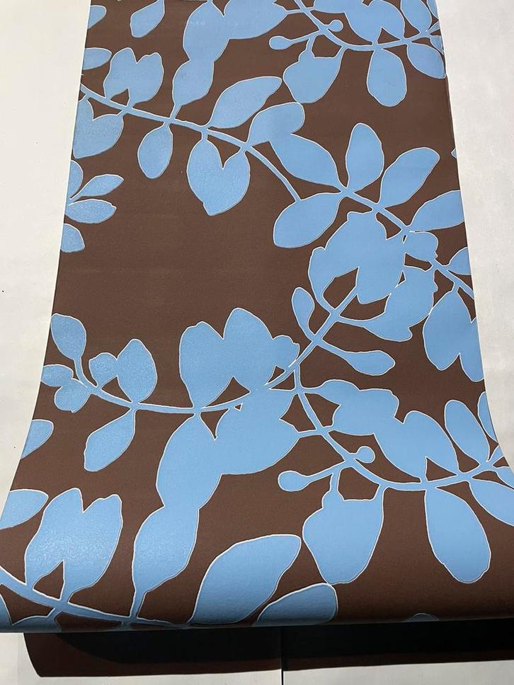 Vliesbehang met print lichtblauw/bruin €5 per rol., Huis en Inrichting, Stoffering | Behang, Blauw, Bruin, 10 tot 25 m², Ophalen