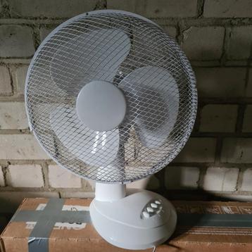 Kleine witte tafel ventilator. beschikbaar voor biedingen