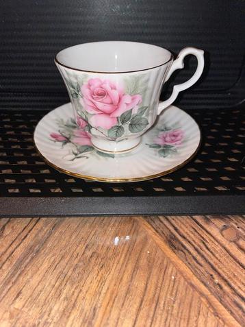 Royal Windsor Kop en Schotel met Rozen beschikbaar voor biedingen