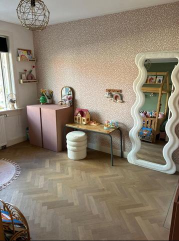 Kidsdepot bureau beschikbaar voor biedingen