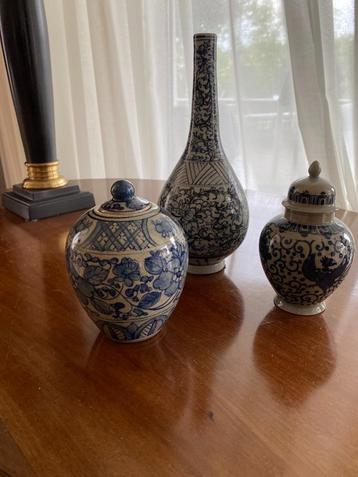 Setje aardewerk vaasje met potjes beschikbaar voor biedingen