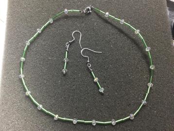 Set met choker en oorbellen met kralen beschikbaar voor biedingen