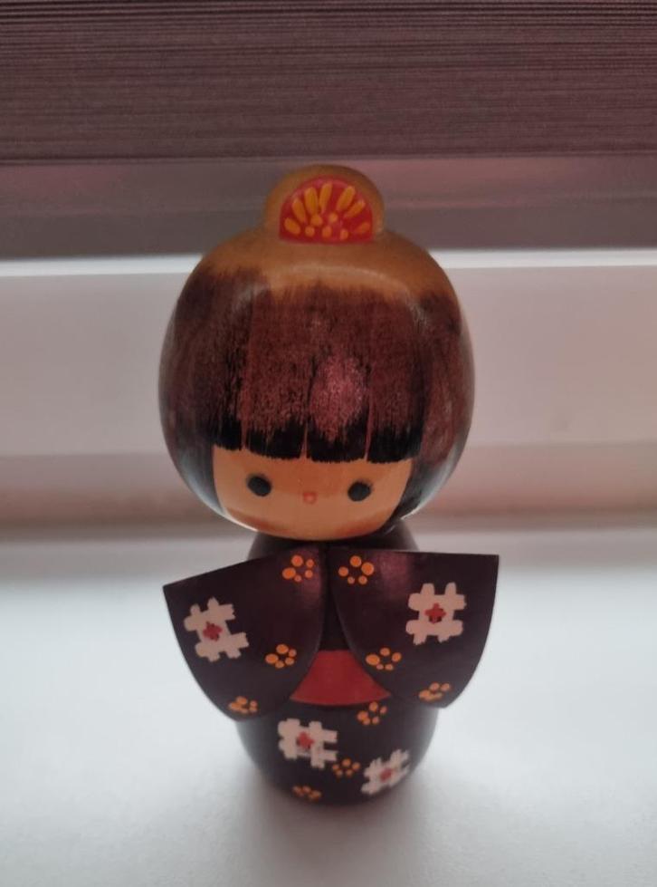 Vrolijke kokeshi "Benikasuri" van Sakutaro Otani, Antiek en Kunst, Kunst | Niet-Westerse kunst, Verzenden