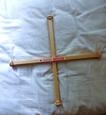 Scrabble houten draaitafel beschikbaar voor biedingen