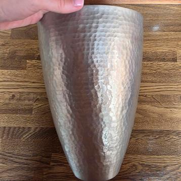 Lichtgewicht vaas van de Bijenkorf beschikbaar voor biedingen