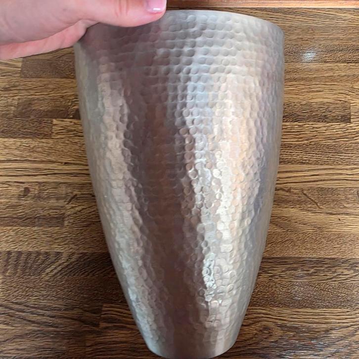 Lichtgewicht vaas van de Bijenkorf, Huis en Inrichting, Woonaccessoires | Vazen, Zo goed als nieuw, Overige kleuren, Minder dan 50 cm