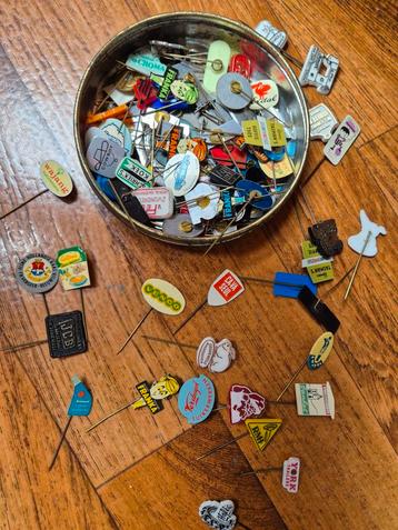 Blikje vol vintage speldjes/pins beschikbaar voor biedingen