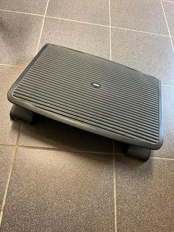 Voetensteun bureau DESQ 60071 beschikbaar voor biedingen