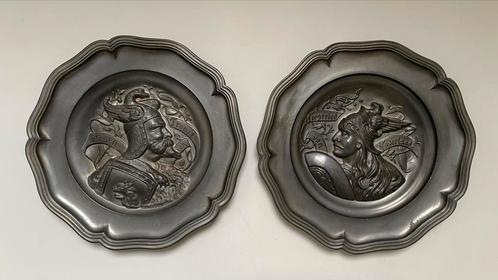 2x tinnen bord: Hagen von Tronje + Siegfried von Niederland, Antiek en Kunst, Antiek | Tin, Ophalen of Verzenden