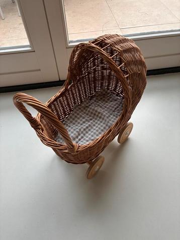 Rieten Poppenwagen beschikbaar voor biedingen