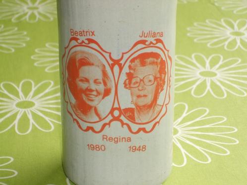 Pikeurtje fles troonopvolging Beatrix - Juliana 1980 - 1948, Verzamelen, Koninklijk Huis en Royalty, Gebruikt, Overige typen, Nederland