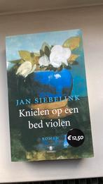 Jan Siebelink, knielen op een bed violen, Boeken, Literatuur, Ophalen of Verzenden, Zo goed als nieuw