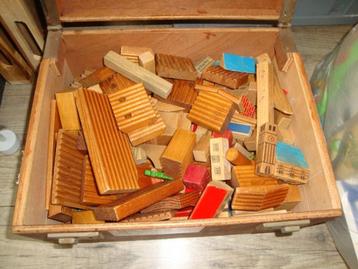 Vintage Bouwblokken in houten koffer beschikbaar voor biedingen