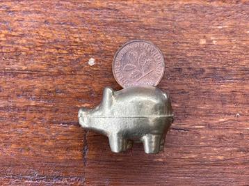 Grappig klein spaarvarken met 1 pfennig in zijn rug beschikbaar voor biedingen