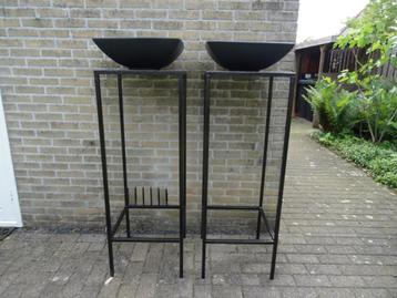 twee plantentafels, zuilen, pilaren van metaal beschikbaar voor biedingen