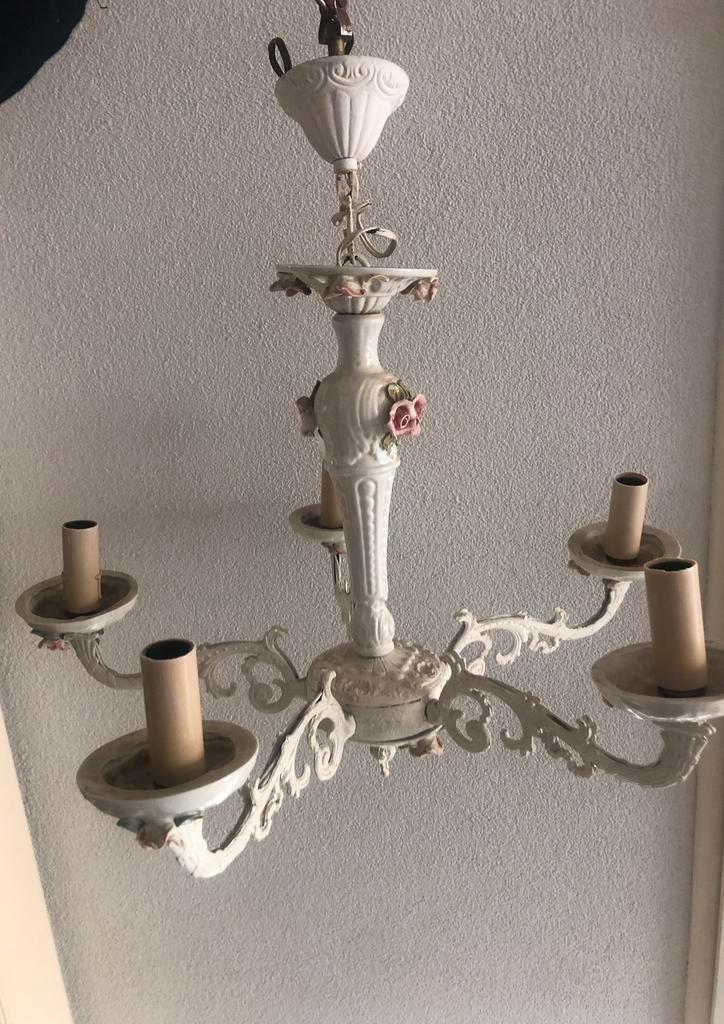 Antieke kroonluchter zwaar metaal en porcelein wit 5 armig, Huis en Inrichting, Lampen | Kroonluchters, Gebruikt, Metaal, Ophalen
