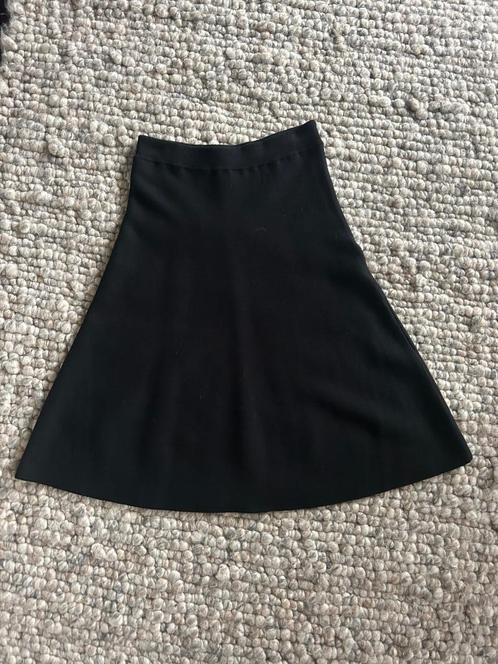 Nieuwstaat diep zwarte rok van dik gebreid materiaal maat S, Kleding | Dames, Rokken, Zo goed als nieuw, Maat 36 (S), Zwart, Onder de knie