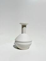 Witte Vaas - Stijlvol en Tijdloos, Wit, Aardewerk of Porselein, Ophalen of Verzenden, Zo goed als nieuw