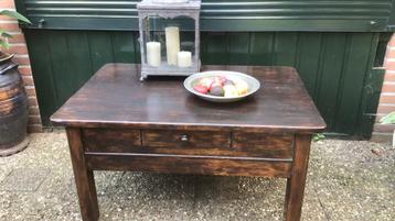 Oude antieke salontafel heel robuuste uitvoering . beschikbaar voor biedingen