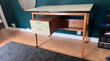Klassiek vintage bureau met formica blad (60x100x75) beschikbaar voor biedingen