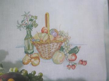Origineel borduur telpatroon rieten mand met diverse fruit beschikbaar voor biedingen