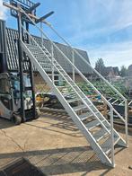 Stalen trap wit. Hoog 3,2 mtr. Nob102, Doe-het-zelf en Verbouw, Ladders en Trappen, Ophalen, Zo goed als nieuw, 2 tot 4 meter