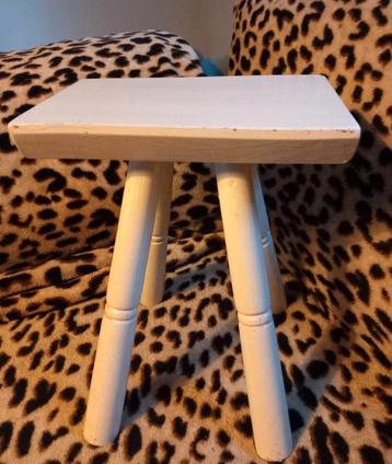 Stevig hardhouten antieke kruk beschikbaar voor biedingen