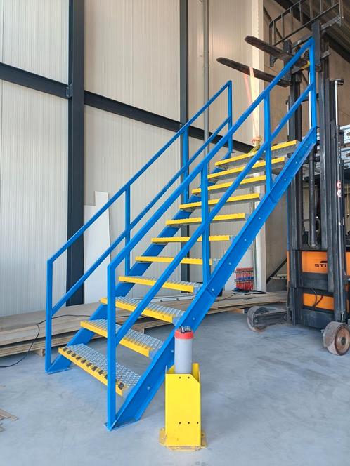 MetalenTrap werkelijke NIEUWstraat extra breed!!, Doe-het-zelf en Verbouw, Ladders en Trappen, Zo goed als nieuw, Ophalen