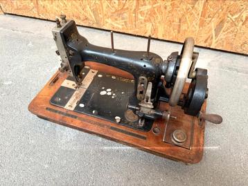 Naaimachine antiek beschikbaar voor biedingen