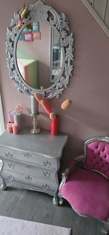 Spiegel, kastje en kinderfauteuil
