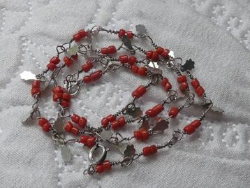 Ketting met bloedkoraaltjes en blaadjes beschikbaar voor biedingen