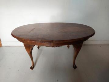 Antieke salontafel beschikbaar voor biedingen