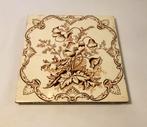 Vintage tegel met klaprozen, siertegel,crème en bruin tinten, Antiek en Kunst, Antiek | Wandborden en Tegels, Ophalen of Verzenden
