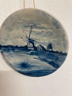 Wandbordje rond Delfts blauw molen aan water met schuur 15cm, Antiek en Kunst, Antiek | Wandborden en Tegels, Ophalen of Verzenden