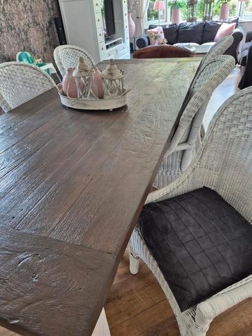Houten Eettafel lengte  240cm breedte 100cm beschikbaar voor biedingen