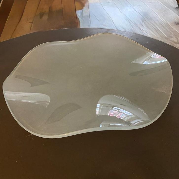Willem Noyons, glazen gegolfde schaal, Huis en Inrichting, Woonaccessoires | Schalen en Manden, Gebruikt, Schaal, Rond, Glas, Ophalen of Verzenden