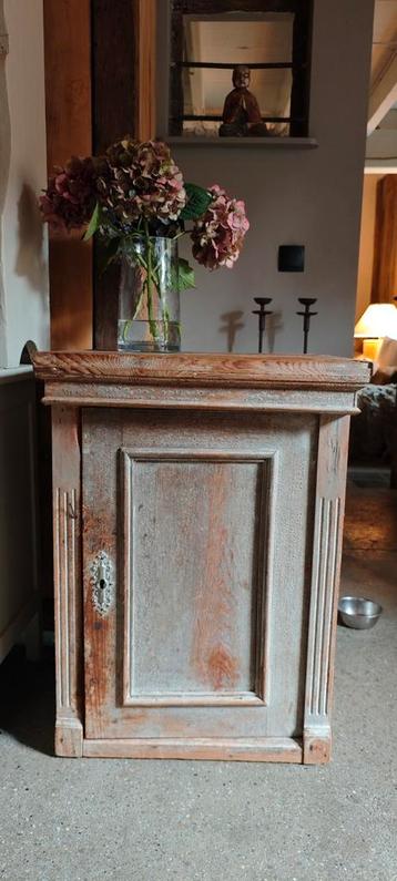 Brocante Nachtkastje , kastje  met Deur beschikbaar voor biedingen